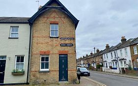 Delightful 2 Bedroom House Central Windsor